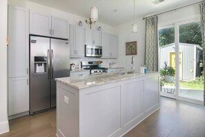 Refrigerador, microondas, placa de cocina, lavavajillas