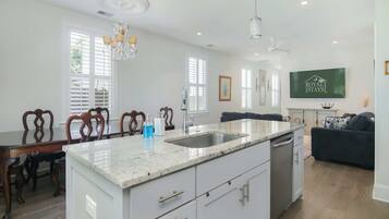 Kühlschrank, Mikrowelle, Herdplatte, Geschirrspüler