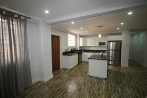 Een koelkast, een magnetron, een oven, een kookplaat