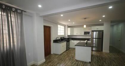 Modern 2-bedroom, 2 bath unit close to Embassies