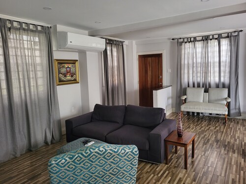 Modern 2-bedroom, 2 bath unit close to Embassies