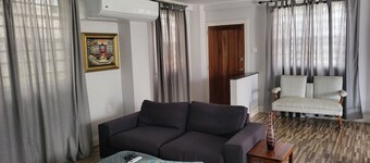 Modern 2-bedroom, 2 bath unit close to Embassies
