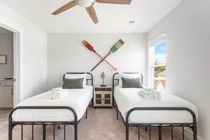 4 bedrooms, iron/ironing board, Internet, bed sheets - The Trendy In Park Circle Mins to DT CHS & Beach (North Charleston)