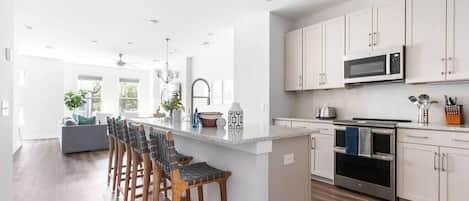 Refrigerador, microondas, horno y parrilla de estufa