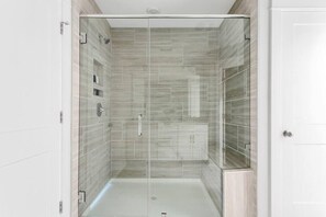 Bathtub, hair dryer - The Trendy In Park Circle Mins to DT CHS & Beach (North Charleston)