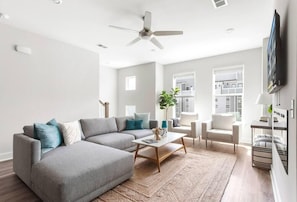 TV, fireplace - The Trendy In Park Circle Mins to DT CHS & Beach (North Charleston)