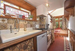 Fridge, microwave, oven, stovetop - Unique period one bedroom house in Colchester (Colchester)