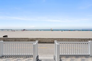 På stranden