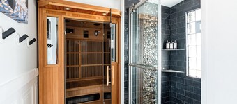 East Side Spa Retreat Near Lake, Restaurants and Fun