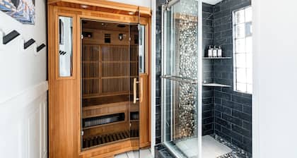 East Side Spa Retreat Near Lake, Restaurants and Fun