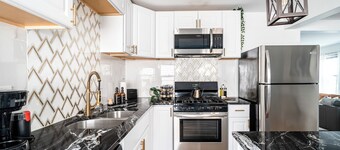 East Side Spa Retreat Near Lake, Restaurants and Fun