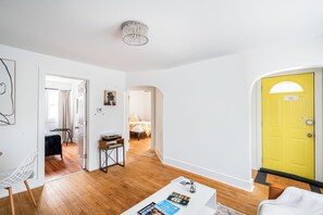 3 habitaciones, escritorio, tabla de planchar con plancha y wifi gratis