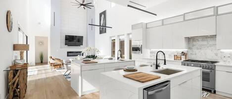 冷蔵庫、電子レンジ、オーブン、コンロ