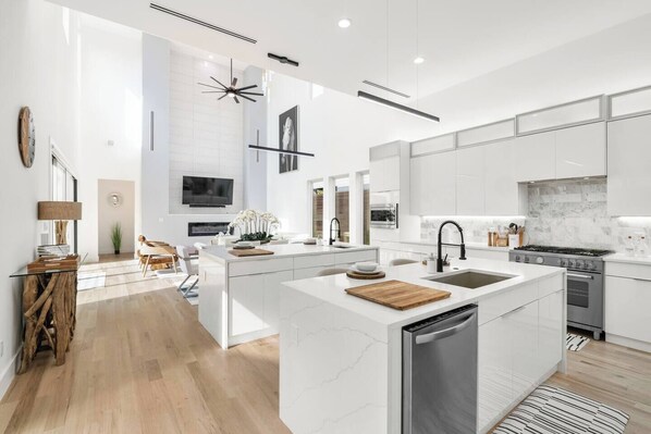 Réfrigérateur, four à micro-ondes, un four, surface de cuisson