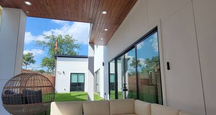 Upscale Designer Modern Home Close to Uptown Dallas ~ 4 King Beds