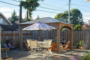 Outdoor dining - Spacious Family Home in Elizabeth Park: Parlor, GameRoom, Gazebo, Big Kitchen! (Bellingham)