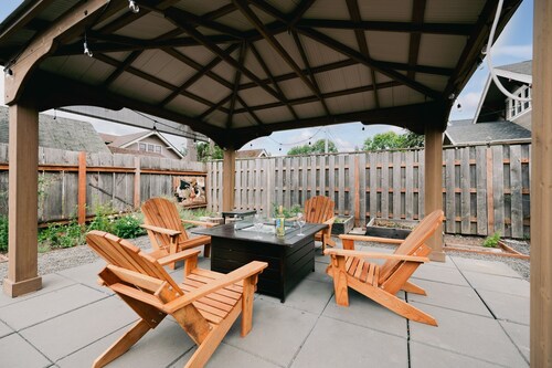 Stunning Craftsman Home: Parlor, GameRoom, EventRoom, Big Kitchen-100% Walkable!