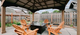 Stunning Craftsman Home: Parlor, GameRoom, EventRoom, Big Kitchen-100% Walkable!