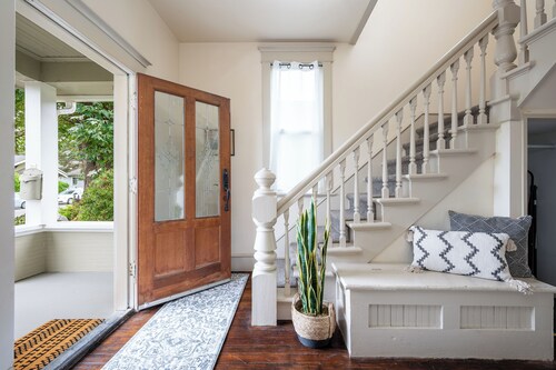 Spacious Family Home in Elizabeth Park: Parlor, GameRoom, Gazebo, Big Kitchen!