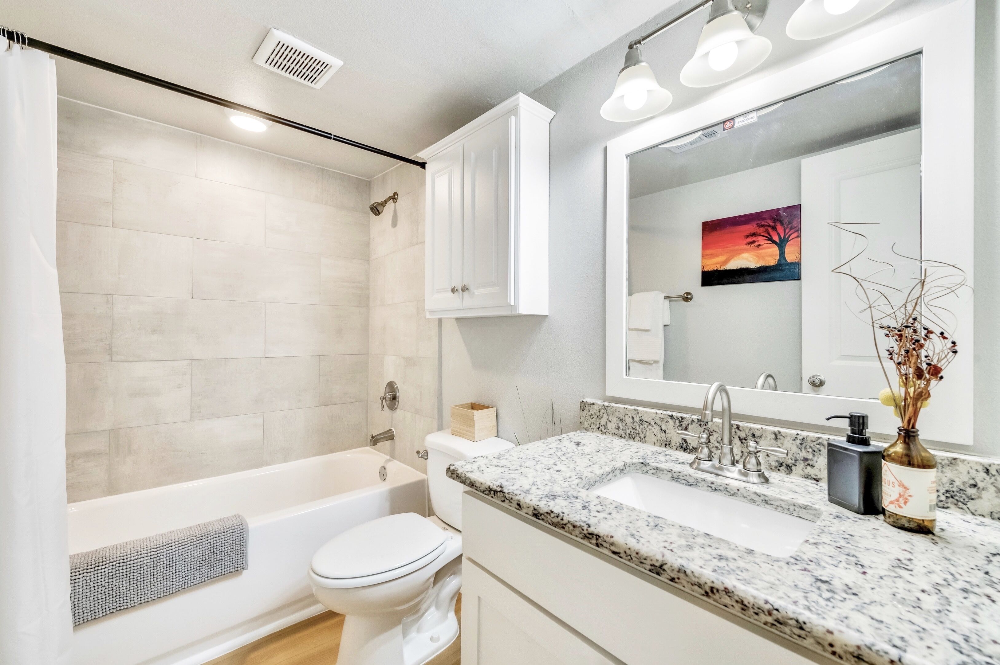 Combined shower/tub, free toiletries, hair dryer, towels