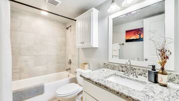 Combined shower/tub, free toiletries, hair dryer, towels