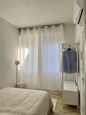 1 habitación, insonorización y tabla de planchar con plancha 