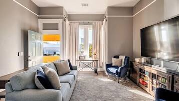 Een smart-tv, boeken en een stereo