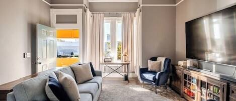 Un salon moderne avec un canapé, un téléviseur et une table basse.