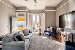 Smart-TV, bøker og stereoanlegg