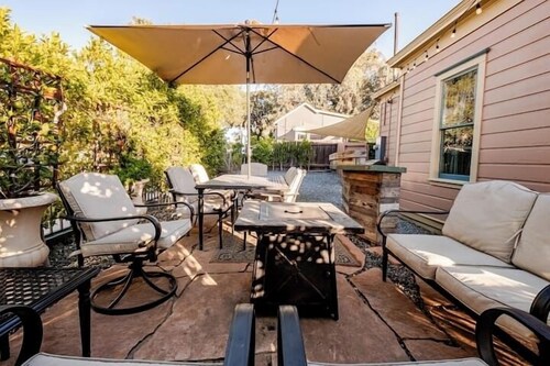 Private 2BR Downtown Retreat with Onsite Parking — Walk to Petco & Gaslamp