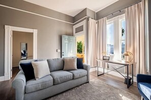 Smart-TV, bøker og stereoanlegg