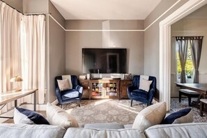 Smart TV, books, stereo