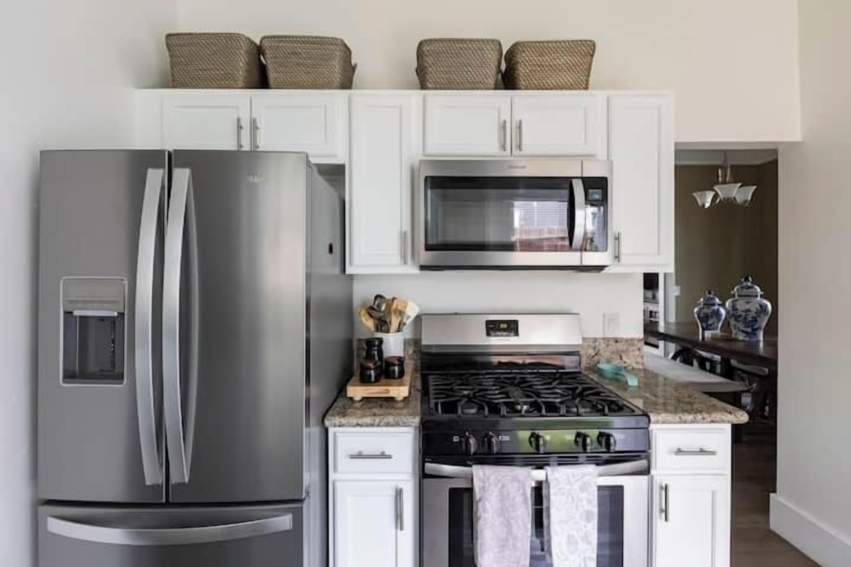Réfrigérateur, four à micro-ondes, un four, surface de cuisson