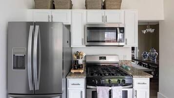 Réfrigérateur, four à micro-ondes, un four, surface de cuisson