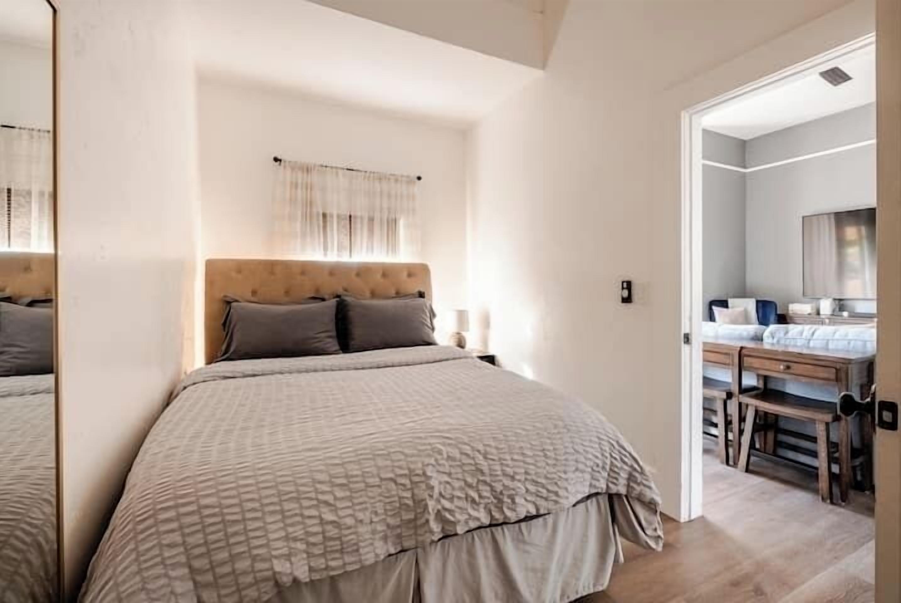 2 slaapkamers, een bureau, een strijkplank/strijkijzer, gratis wifi