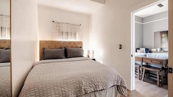 2 slaapkamers, een bureau, een strijkplank/strijkijzer, gratis wifi