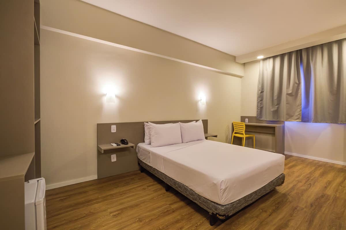 Minibar, in-room safe, desk, WiFi (free)