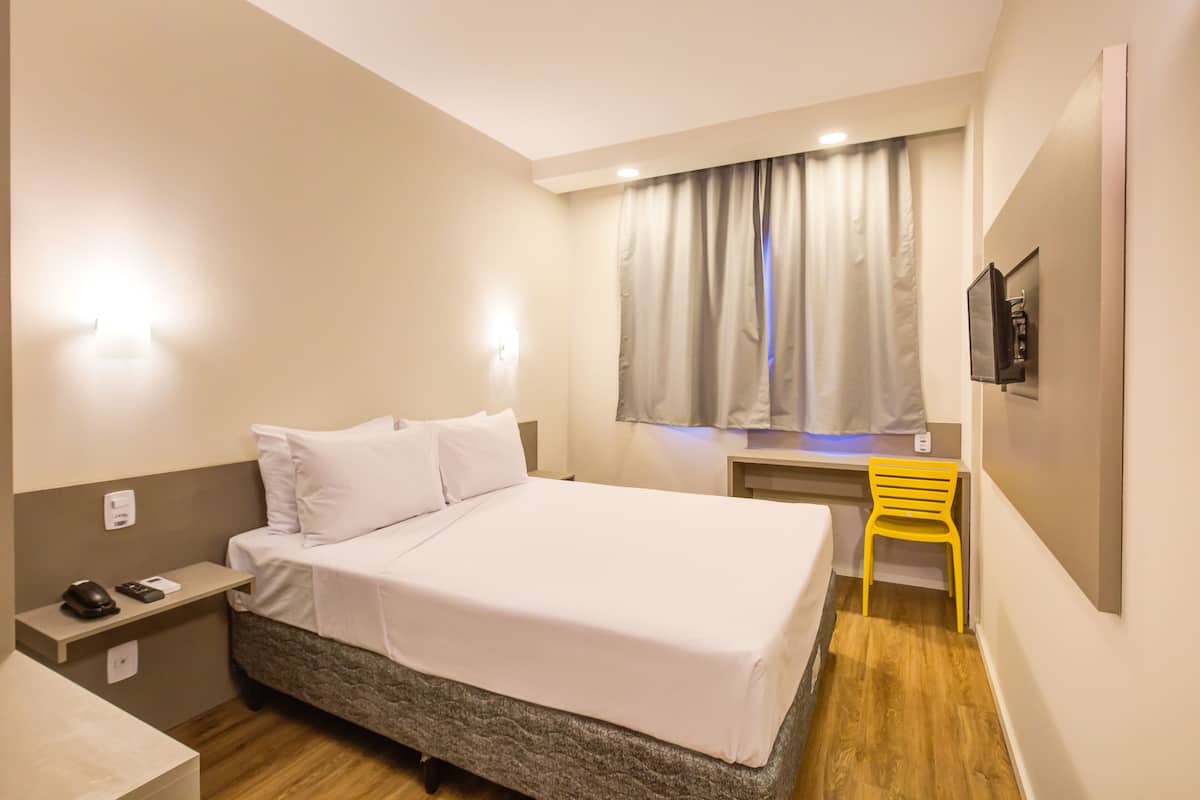 Minibar, in-room safe, desk, WiFi (free)