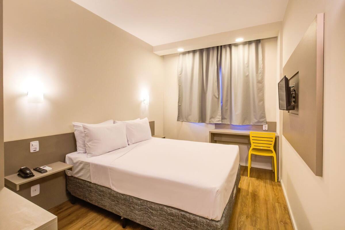 Minibar, in-room safe, desk, WiFi (free)