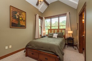 4 bedrooms, free WiFi, bed sheets - Relax & Play at this Cozy Getaway w/ Hot Tub (McHenry)