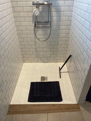Articles de toilette écologiques, sèche-cheveux, serviettes fournies