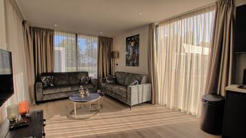 Luxury-Zimmer | Wohnbereich | 55-Zoll-Smart-TV mit Digitalempfang, Fernseher, Netflix