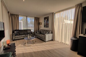 Luxury-Zimmer | Wohnbereich | 55-Zoll-Smart-TV mit Digitalempfang, Fernseher, Netflix