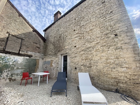 Outdoor dining. Maison Individuelle au Cœur du Vignoble Champenois