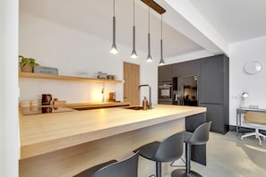 Frigorífico, microondas, horno y placa de cocina
