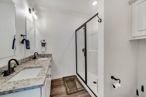 Ensemble douche/baignoire, sĂšche-cheveux, serviettes fournies, savon