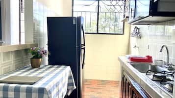 Coffee/tea maker, cookware/dishes/utensils, dining tables