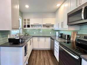 Refrigerador, microondas, horno y parrilla de estufa 