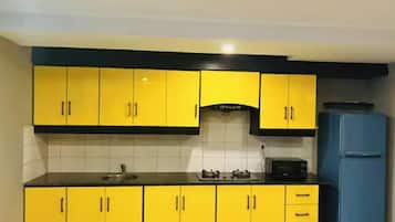 Jääkaappi, mikroaaltouuni, vedenkeitin, leivänpaahdin