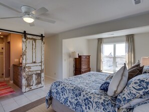 5 bedrooms, desk, iron/ironing board, travel crib